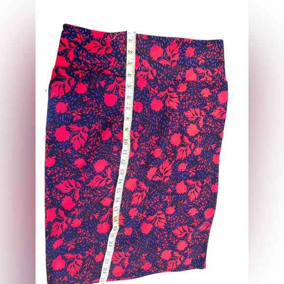 NWT LuLaRoe Sz L Cassie Black Red Floral Print Pencil Skirt - Picture 4 of 7